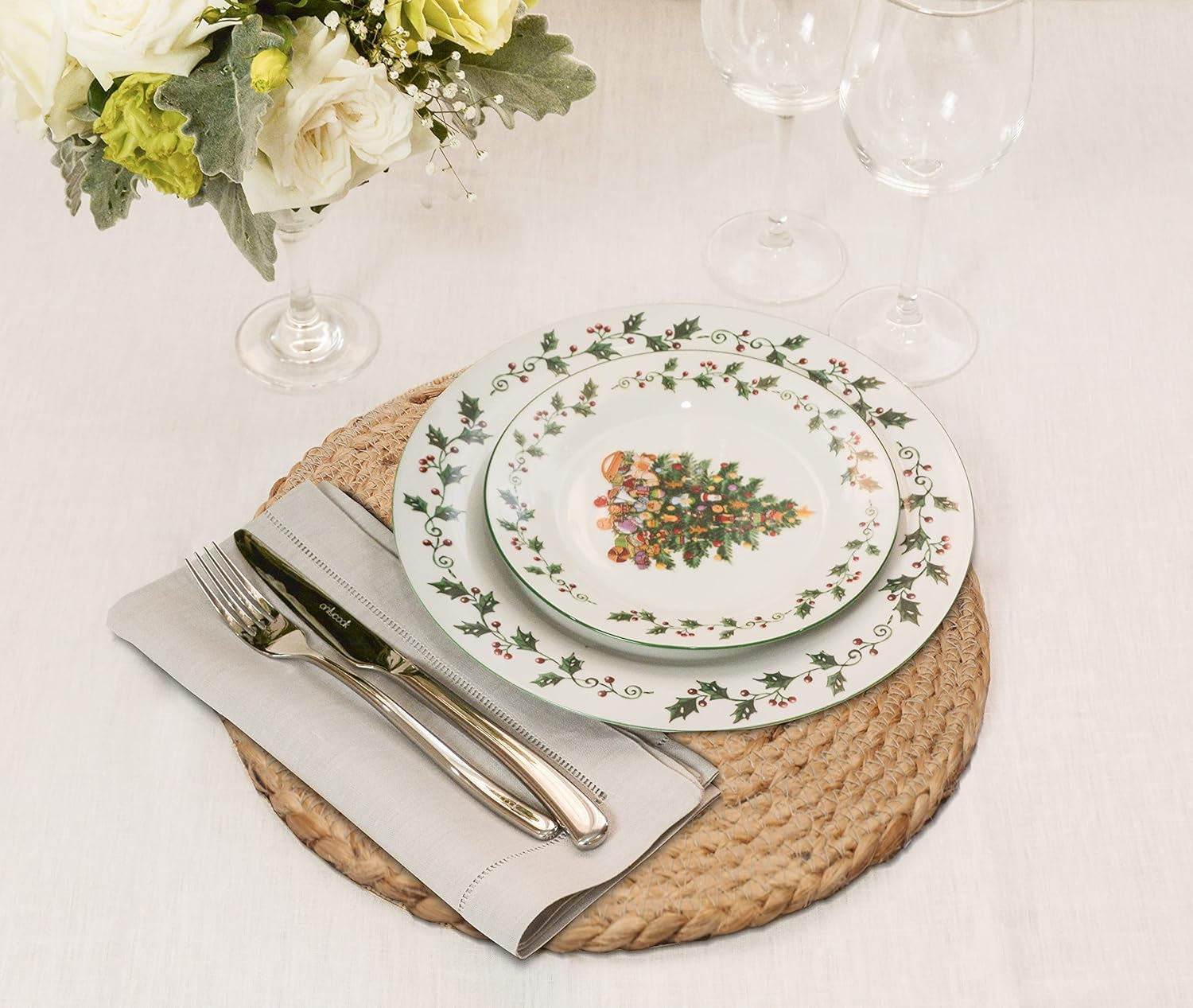 Natural Jute Placemat Set of 4 - round 13 Inch Decorative Reversible Braided Hand Woven Charger for Dinner Table Décor Farmhouse Christmas Wedding Family Gathering Party and Everyday Use
